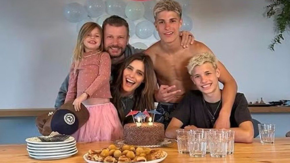 Fernanda Lima mostra família reunida e se declara ao marido e filhos: ‘Mais um ano’