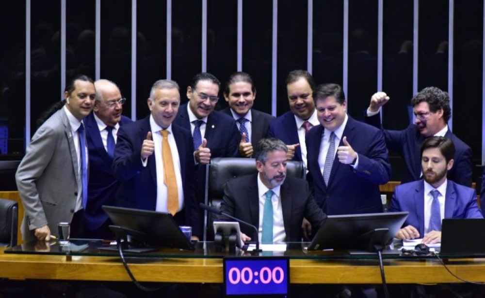 Câmara conclui votação da reforma tributária em segundo turno
