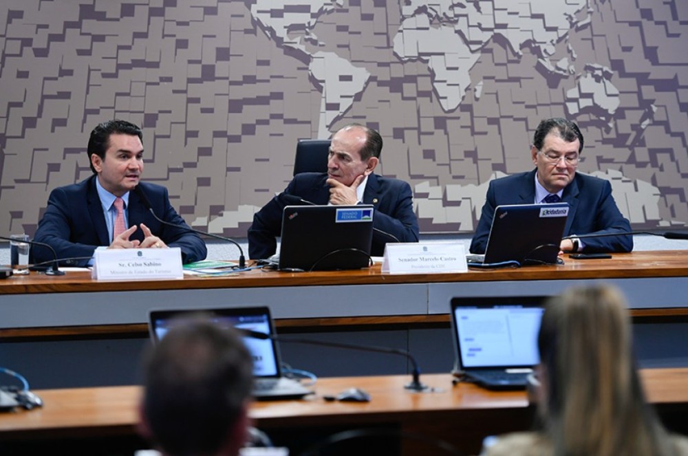 Ministro do Turismo e senadores discutem meios de reduzir preços de passagens