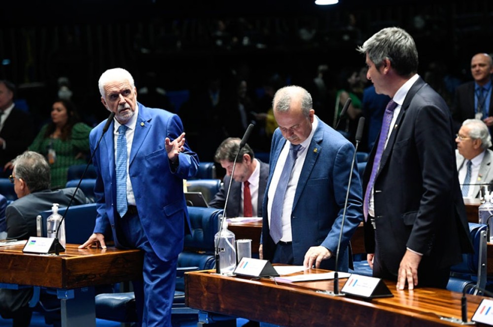 Plenário adia votação de compensação a estados e municípios por bens da União