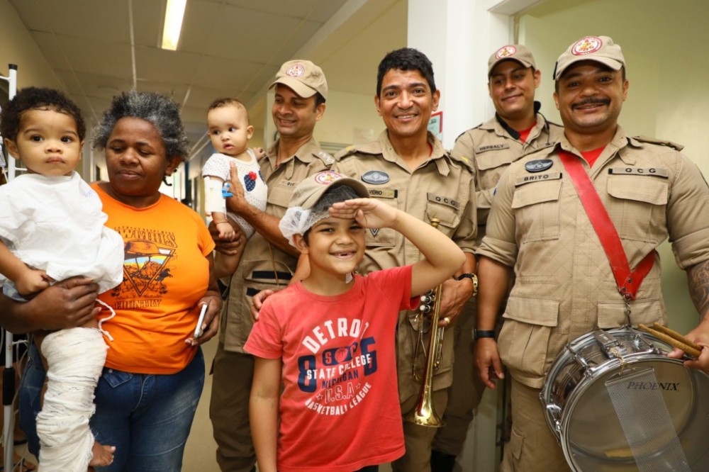 Música como raio de sol: Bombeiros fazem show para emocionar idosos e crianças no HMC