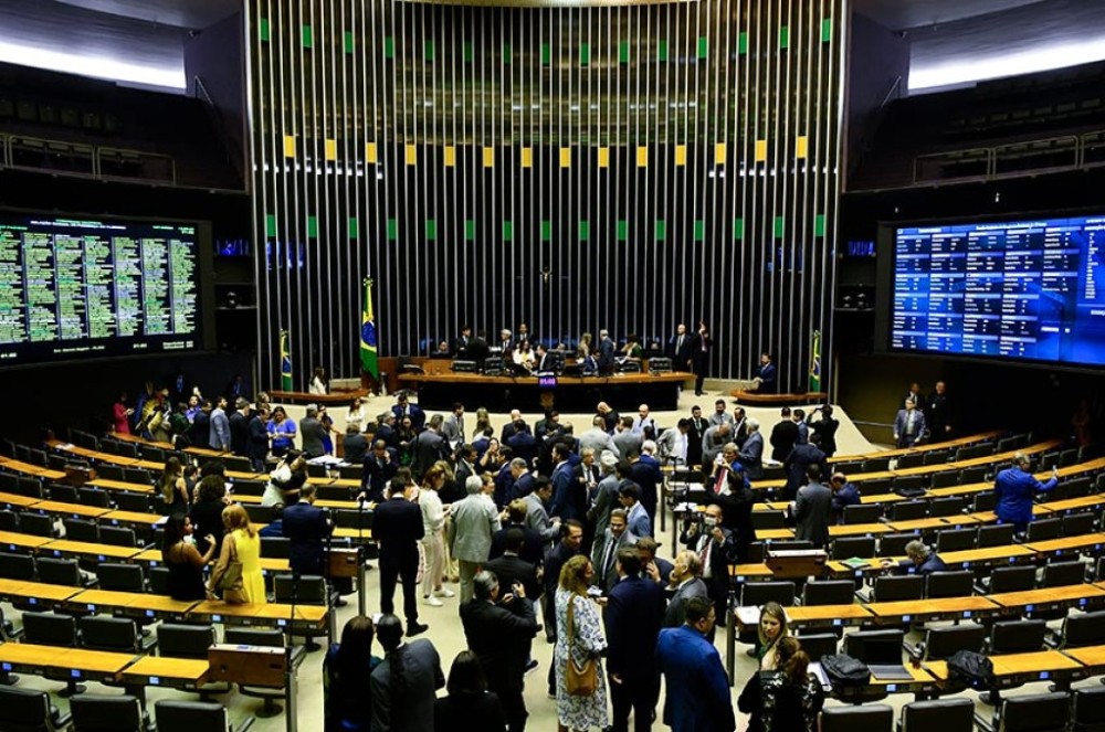 Com vetos polêmicos, sessão do Congresso é adiada para maio
