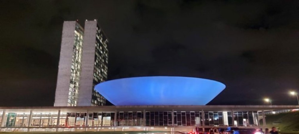Câmara recebe iluminação azul em campanha sobre a insuficiência adrenal