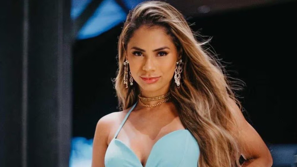 Após tomar vinho, Lexa brinca, dança e escorrega em aeroporto: ‘O vinho humilha’