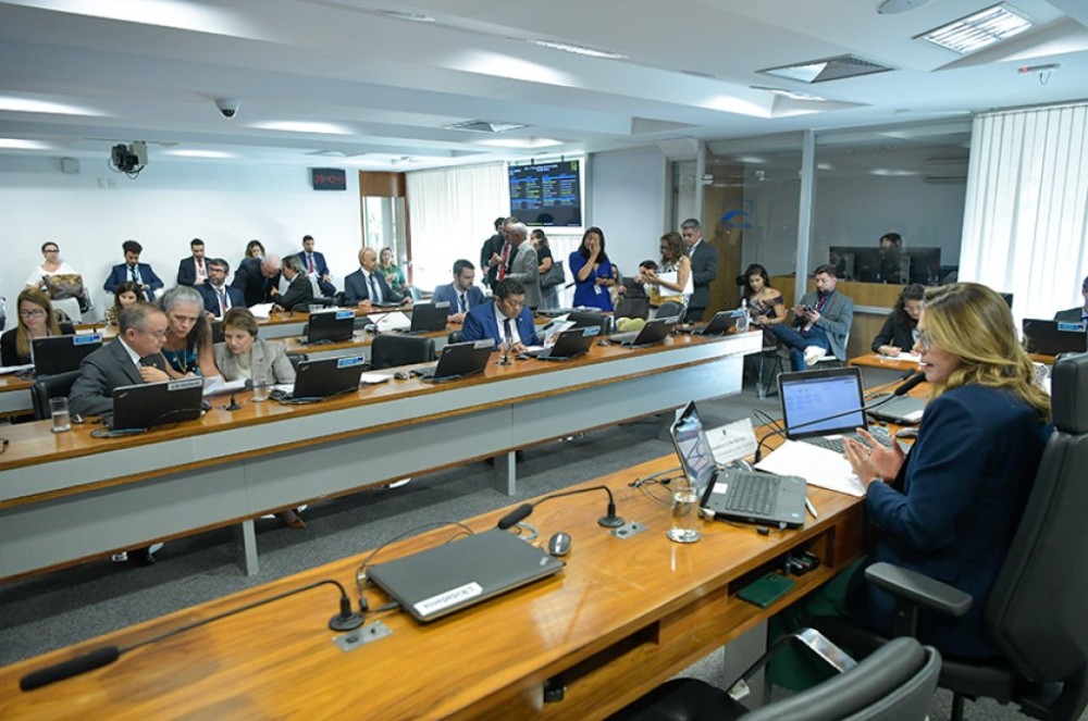CMA adia votação de porte de arma de fogo para servidores da Funai