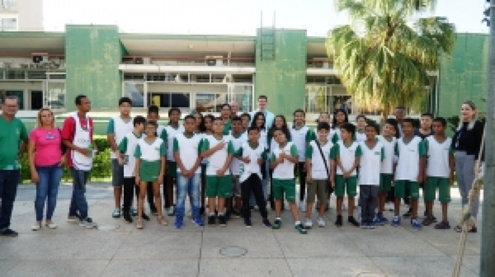Alunos da EMEB Escola Esmeralda Campos visitam Câmara no projeto Cuiabaninhos