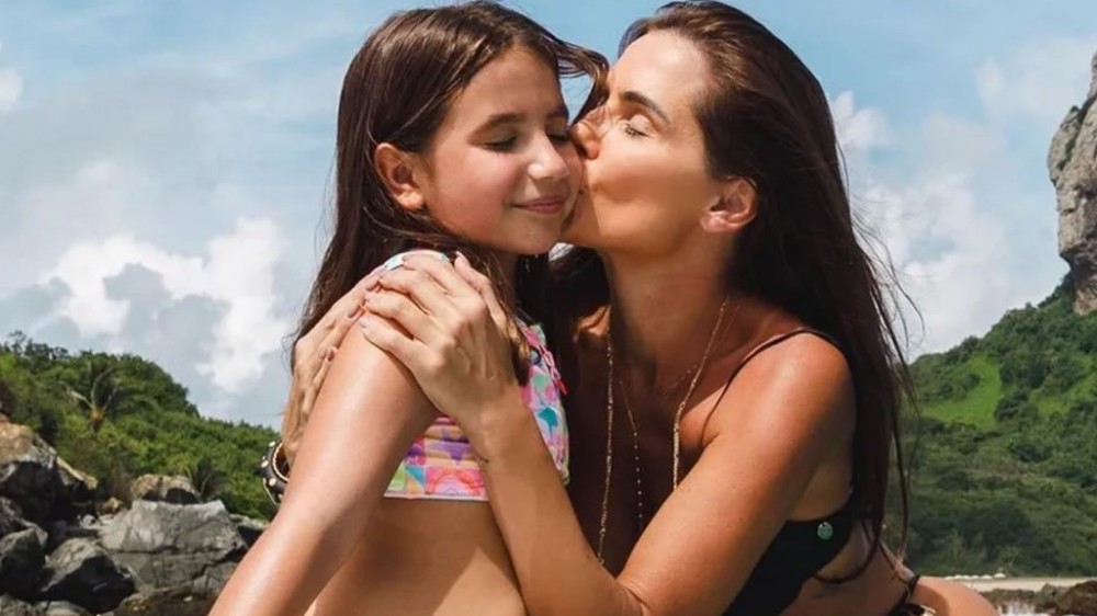 Em Fernando de Noronha, Deborah Secco curte praia com a filha: ‘Look de hoje’