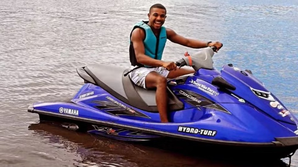 Campeão do ‘BBB 24′, Davi aluga casa em praia para descansar com a família: Luxo’
