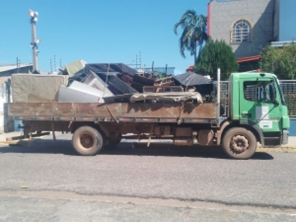 Chico 2000 atende moradores e consegue limpeza de praça e cata-trecos no Jardim Paulista