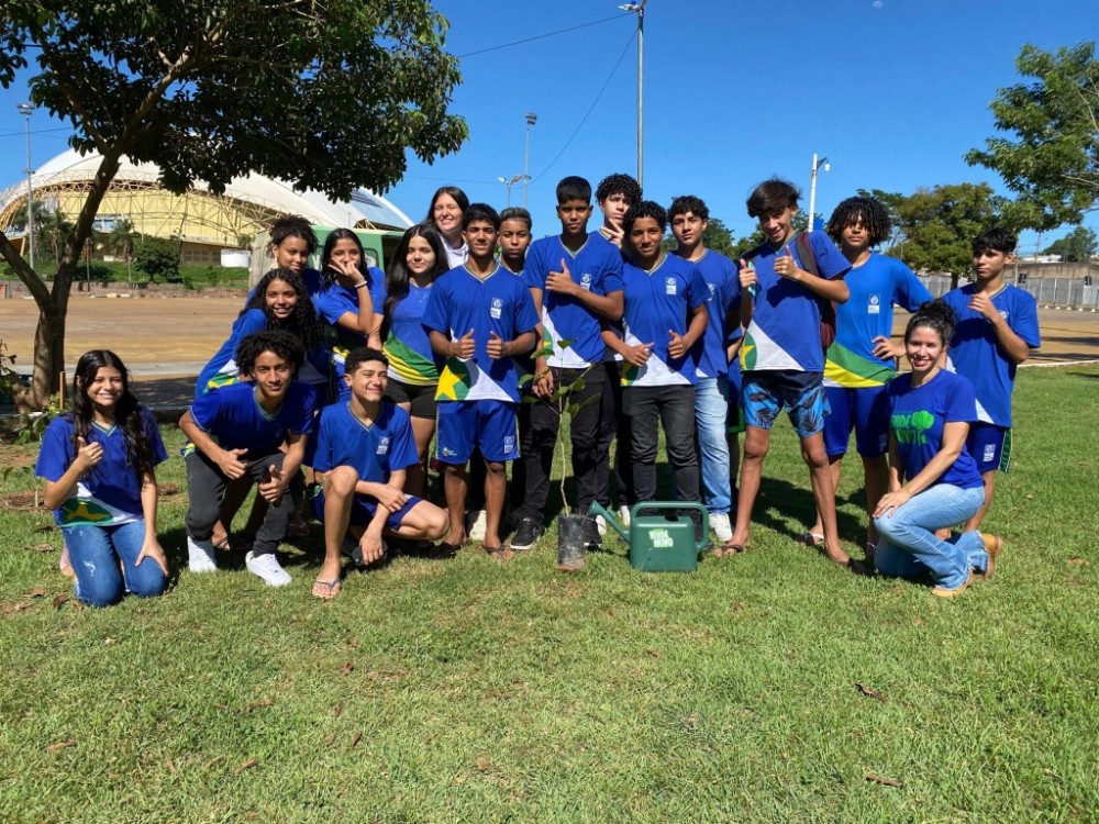 Estudantes da Escola Governador José Fragelli plantam árvores na Arena Pantanal com o Verde Novo
