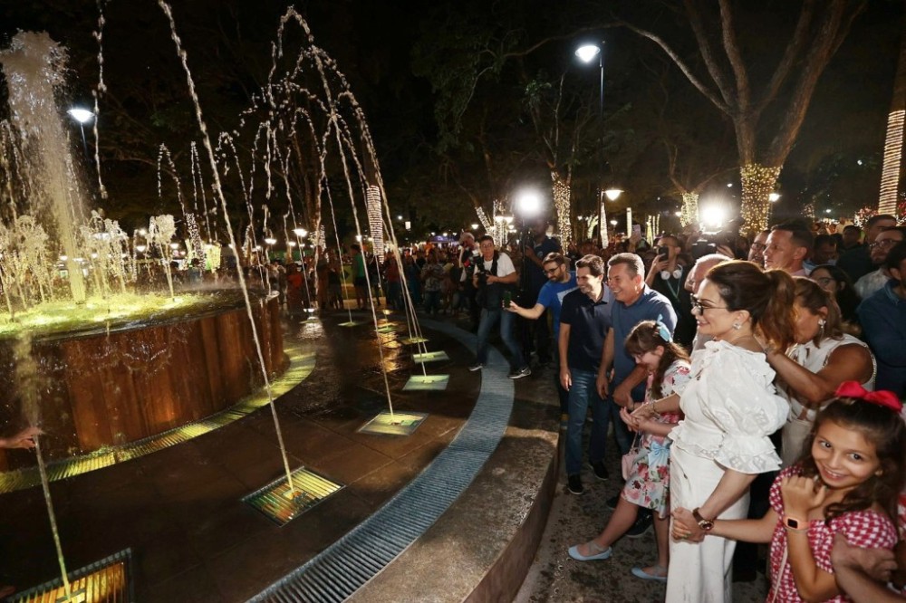 População lota centro de Chapada dos Guimarães para inauguração da praça: 