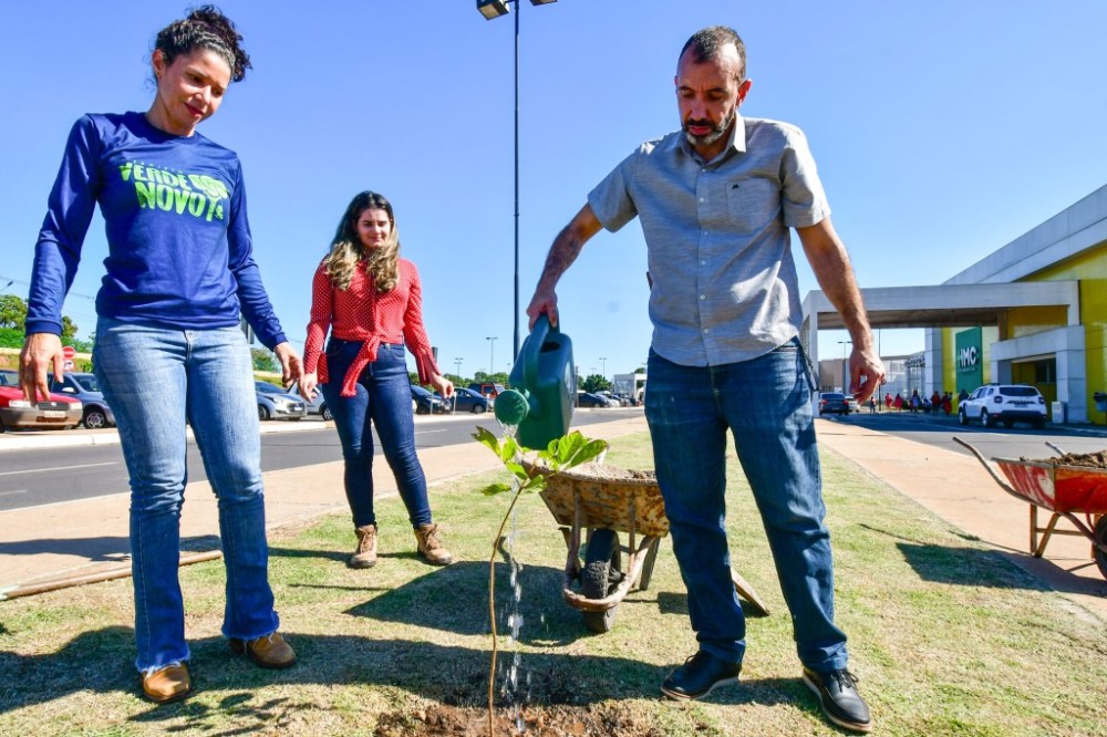 Servidores do HMC realizam plantio de mudas nativas e frutíferas em parceria com projeto Verde Novo
