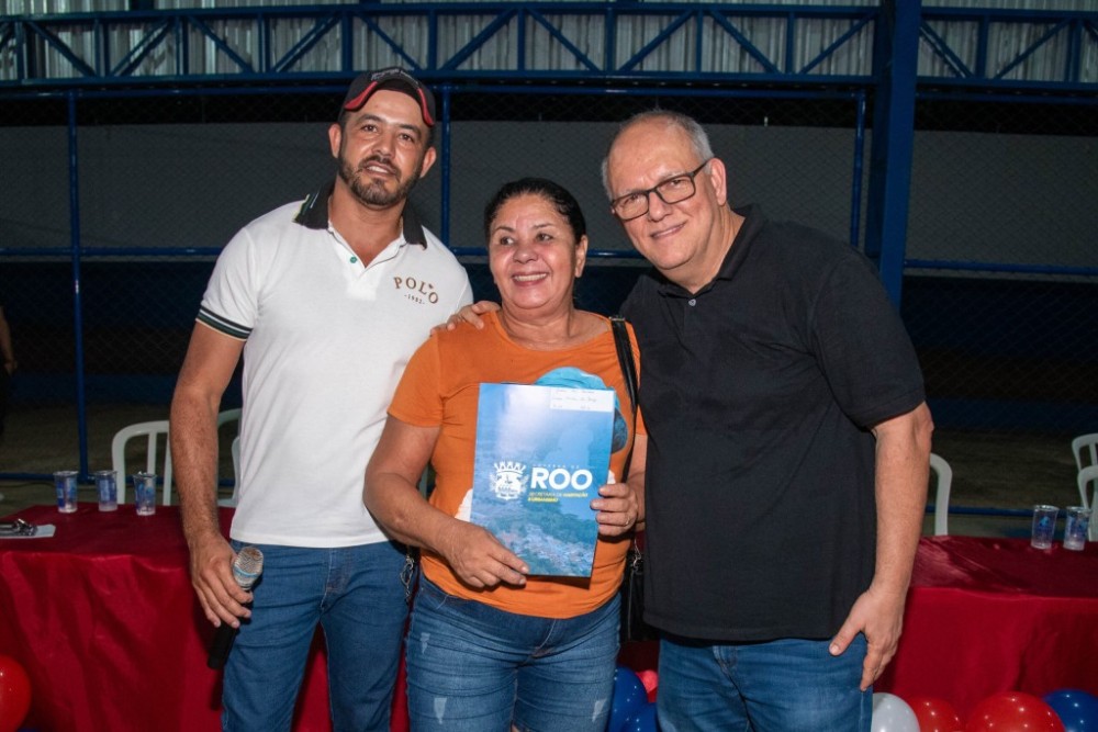 Cerca de 100 moradores do Rui Barbosa recebem títulos de propriedade