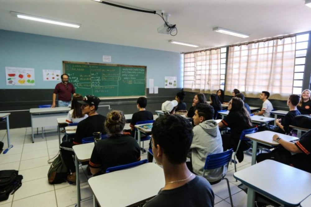 Sancionada lei que prevê incentivo à permanência de estudantes no ensino médio