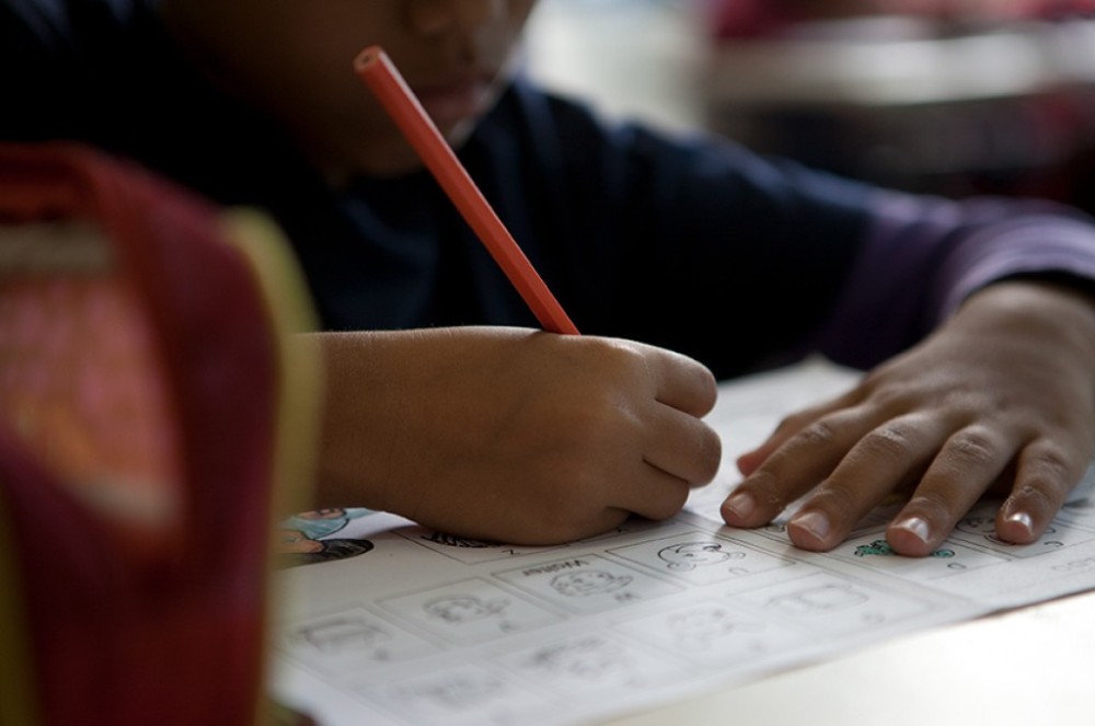 CE debate criação de comissões para negociar reajuste de mensalidade escolar