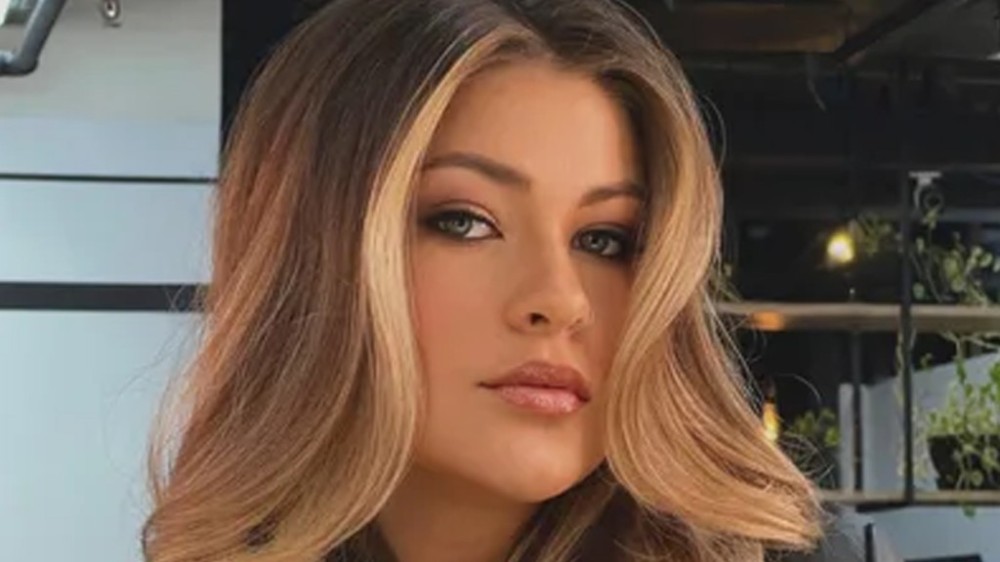 Nikki Meneghel, sobrinha de Xuxa, exibe foto de biquíni em praia e cachoeira: ‘Gata’