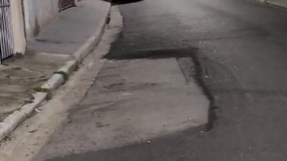 SP: Prefeitura recapeia rua e 'esquece' área em que carro estava; veja