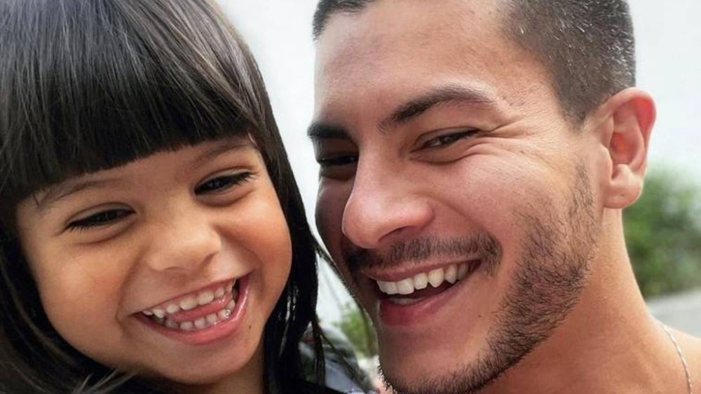 Para comemorar aniversário, Arthur Aguiar curte praia com a filha Sophia: ‘Pai e filha’