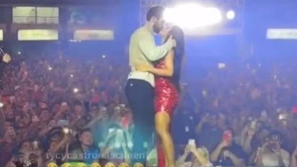 Isabelle e Matteus dançam coladinhos e se beijam no show de Joelma: ‘Em Manaus’