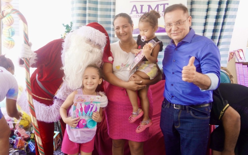Celebração natalina da Assembleia Social repassa 1600 brinquedos para crianças da periferia de Cuiabá
