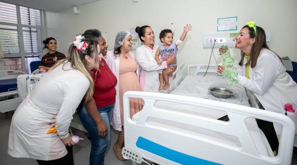 Projeto 'Doutores Palhaços' promove alegria, acolhimento e esperança para pacientes e servidores do HMC