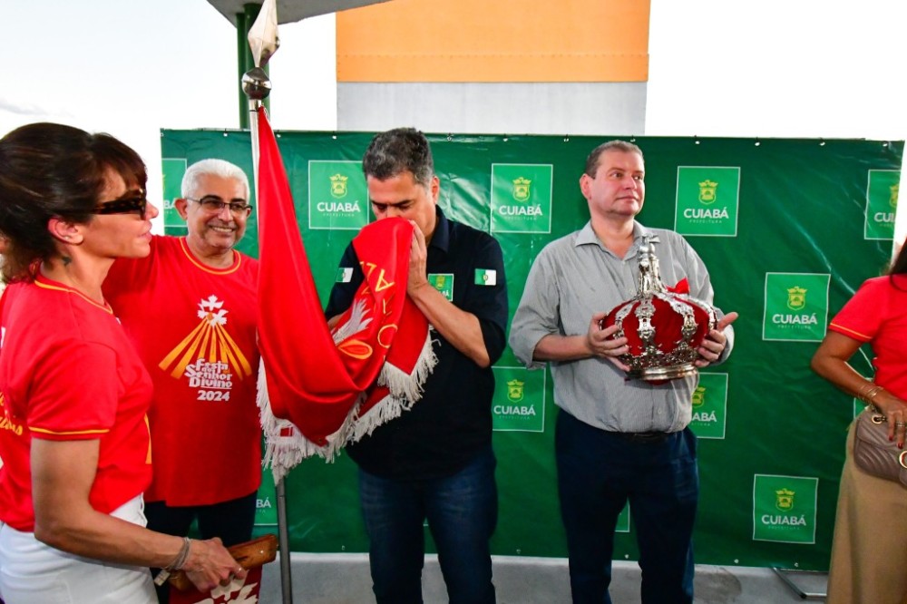 Prefeito recebe festeiros e devotos do Senhor Divino e ressalta a importância de manter viva a tradição cuiabana