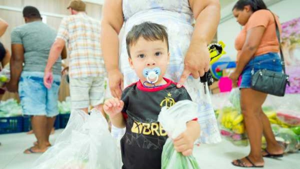 Famílias luverdenses recebem produtos alimentícios do 