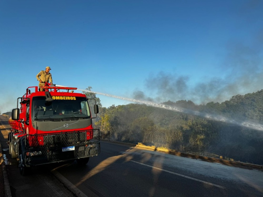 Corpo de Bombeiros combate incêndio em vegetação nas proximidades da BR-070