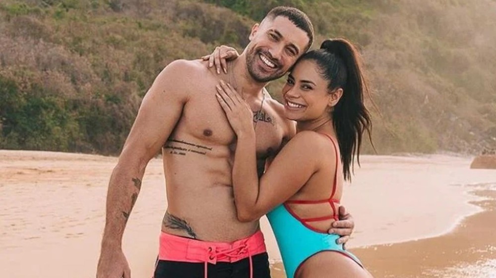 Lexa e Ricardo Vianna curtem momento íntimo em praia no Rio: ‘Grudadinhos’
