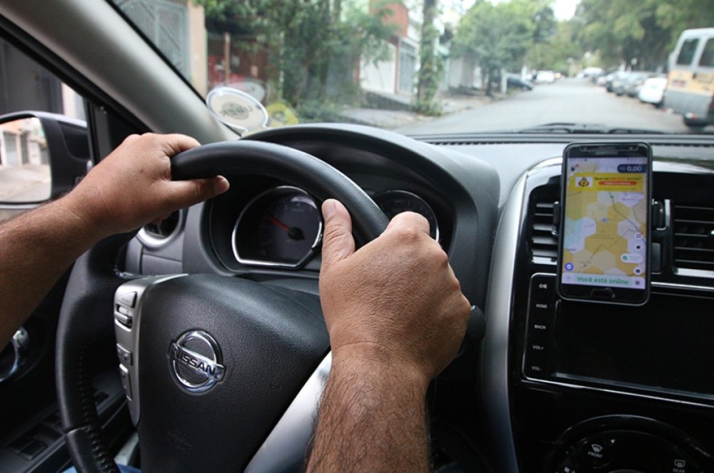 CRE analisa programa que desenvolve sistema de GPS brasileiro