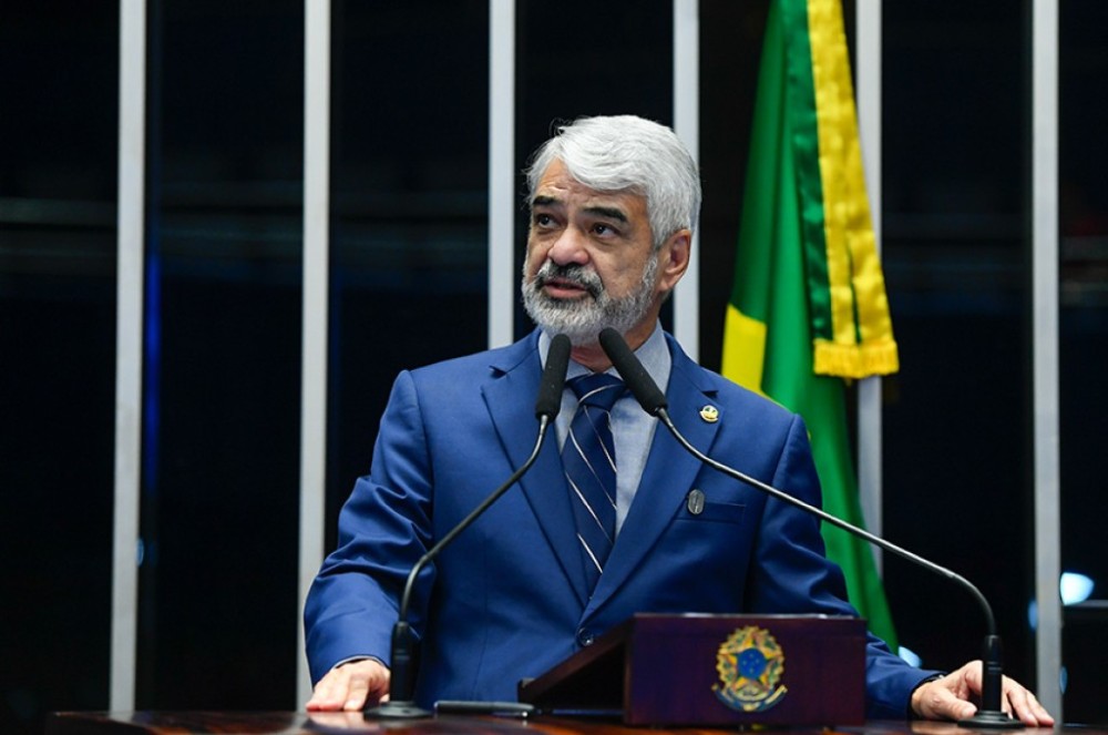 Humberto Costa presta contas de missão oficial em defesa da democracia