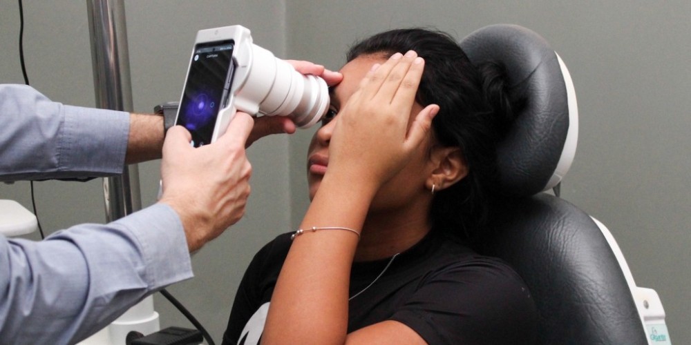 SES realiza exames oftalmológicos com aparelho portátil que facilita diagnóstico de doenças oculares