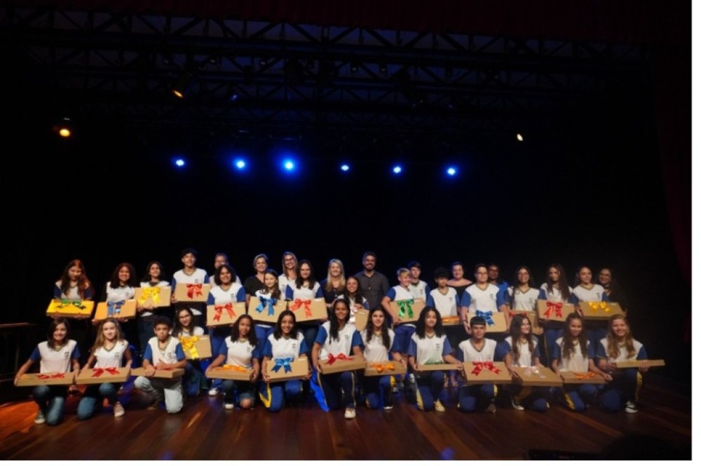 Estudantes recebem notebooks por avanços no desempenho escolar