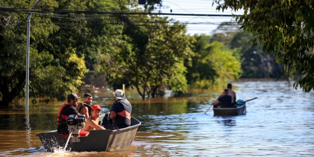 Com chuva e vento fortes, Porto Alegre suspende resgates com barcos