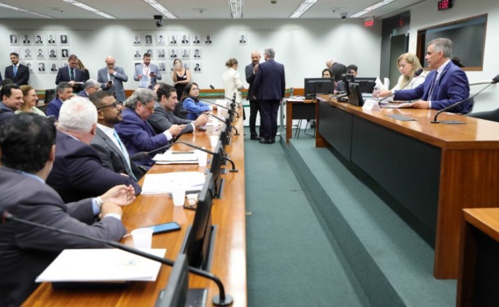 Conselho de Ética arquiva processo contra Jandira Feghali e ouve defesa de Delegado Da Cunha