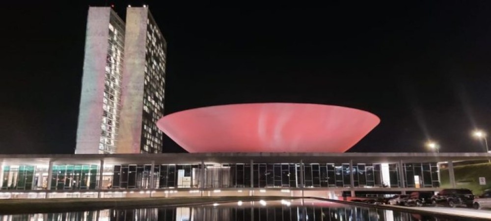 Iluminação vermelha no Congresso lembra Dia Internacional da Talassemia