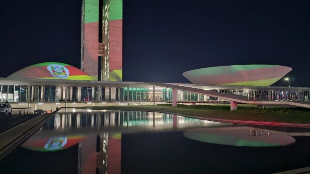 Congresso recebe projeção com as cores da bandeira do Rio Grande do Sul