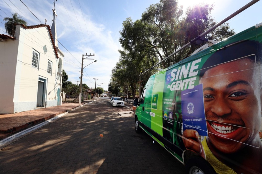 Van do programa Sine da Gente oferece oportunidades de emprego à comunidade do bairro Novo Colorado e região