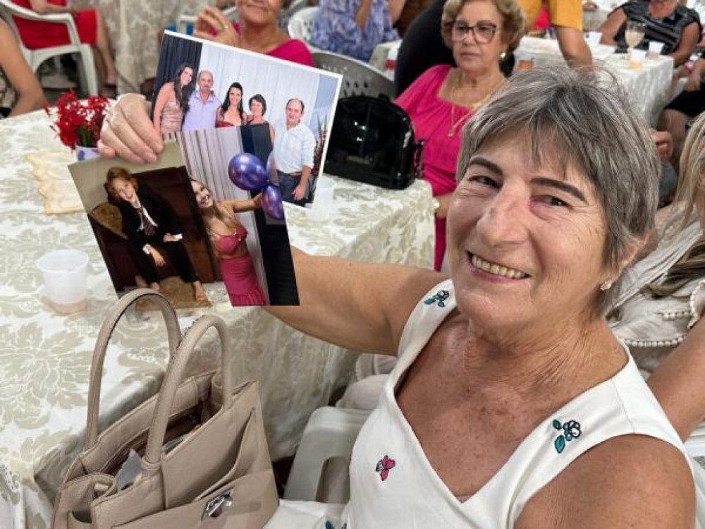 Com fotos dos filhos em mãos, elas participaram do 