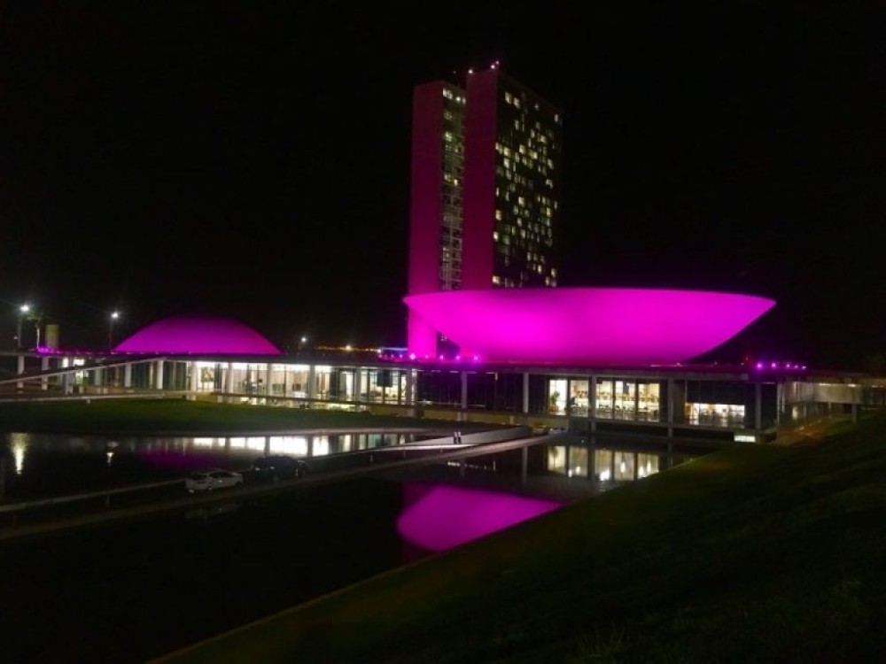 Congresso se ilumina de rosa neste domingo (12) pelo Dia das Mães