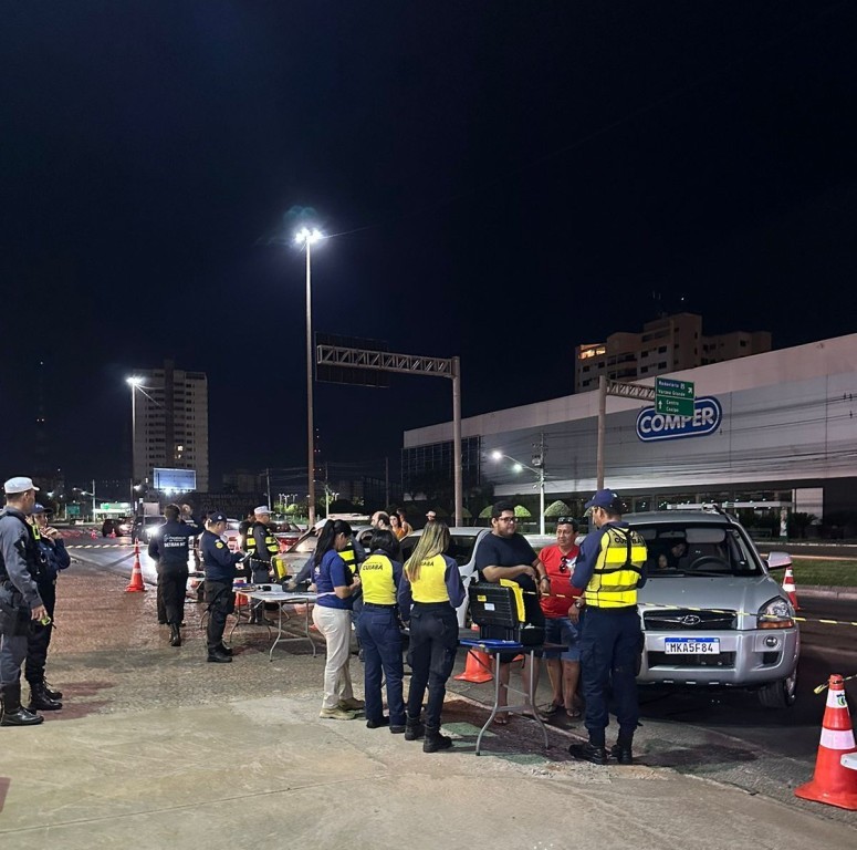 Operação Lei Seca prende oito motoristas por embriaguez e um com mandado de prisão em aberto