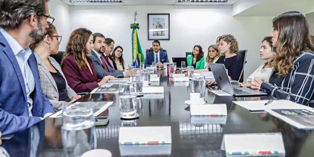 AGU quer acordo com plataformas para combater desinformação sobre RS