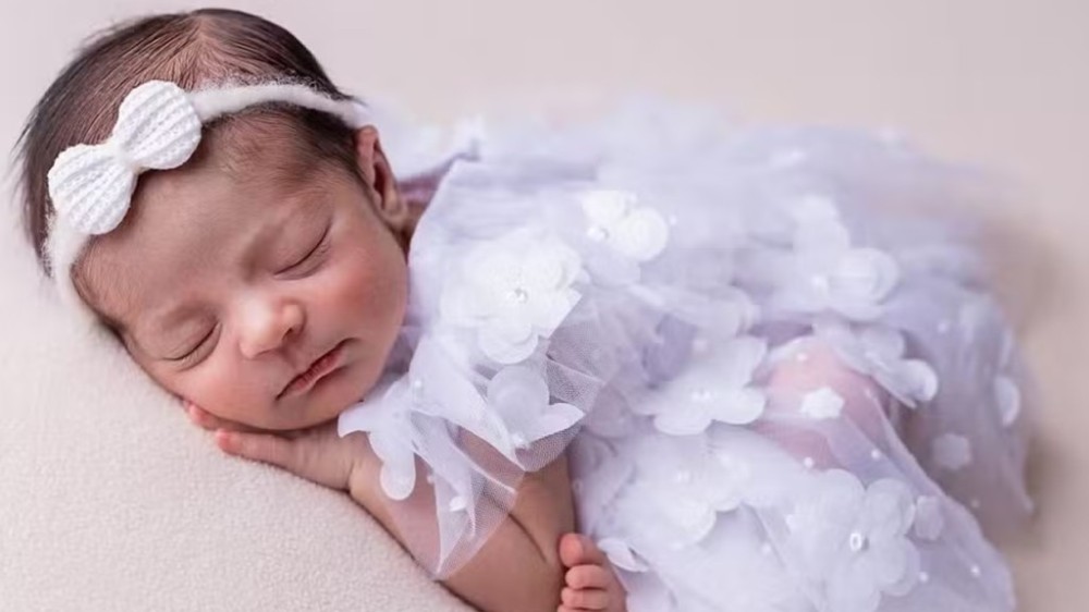 Ex-BBB Munik Nunes mostra ensaio newborn da filha, Catarina: ‘Não resisti’
