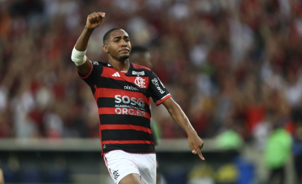 Flamengo vence o Corinthians e assume a liderança provisória do Brasileirão