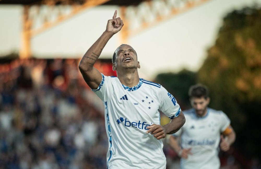 Cruzeiro conquista primeira vitória fora de casa no Brasileirão contra o Atlético-GO
