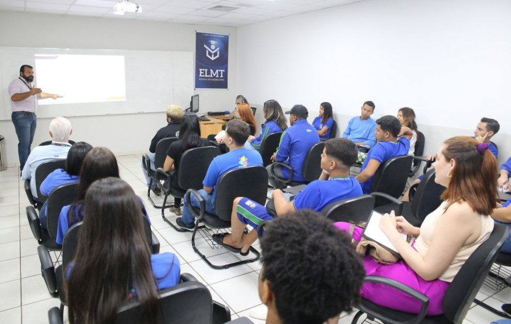 Programa recebe visitantes para conhecer o trabalho do Poder Legislativo