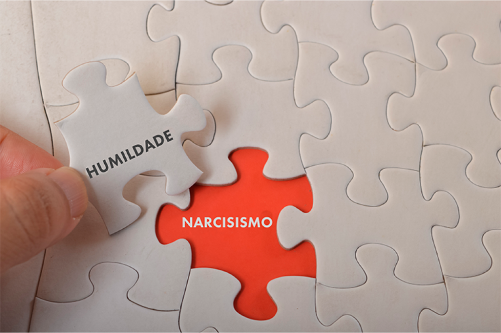 Palestra aborda como age o narcisista e os danos que ele provoca