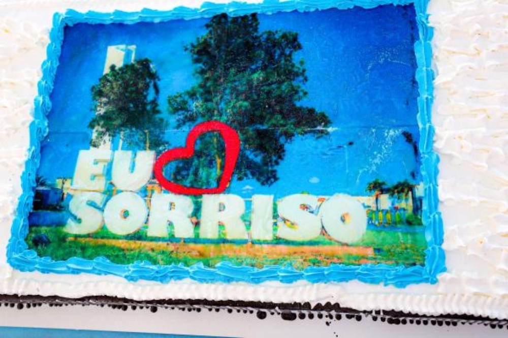 Com bolo de 38 metros, sorrisenses comemoram o aniversário do Município