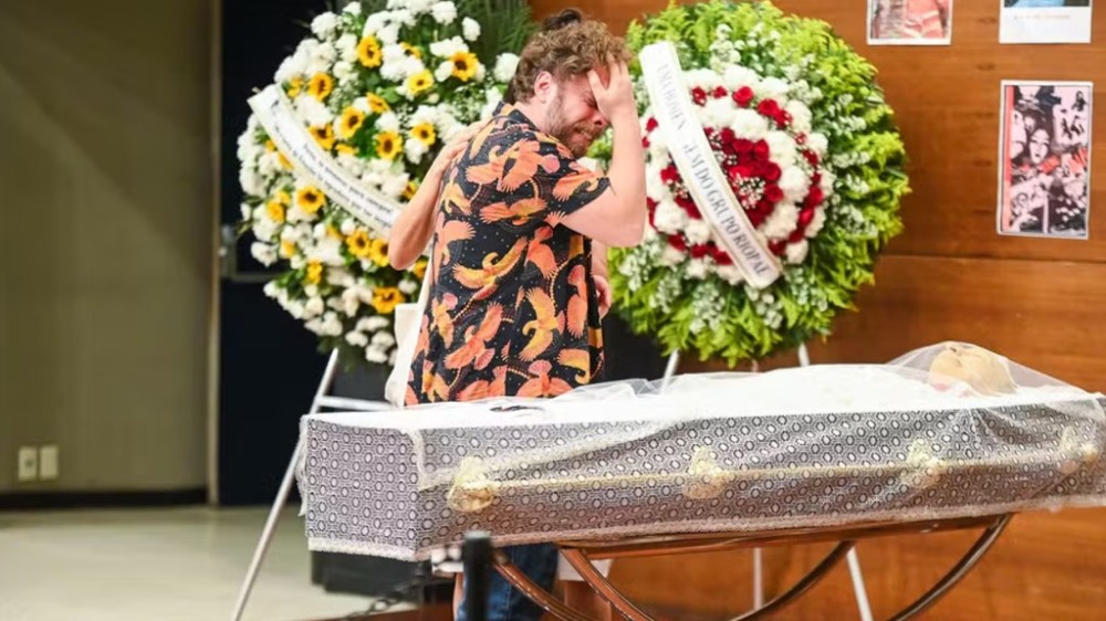 João Velho, filho de Cissa Guimarães, se emociona no velório do pai: ‘Paulo César’