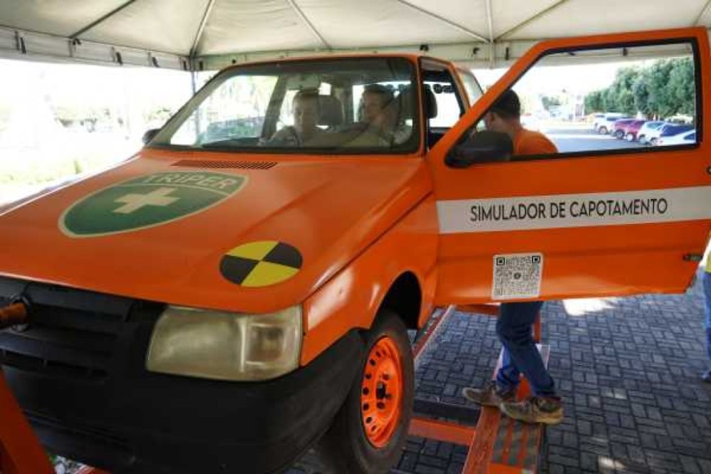Maio Amarelo: Alunos participam de ação com simulador de capotamento